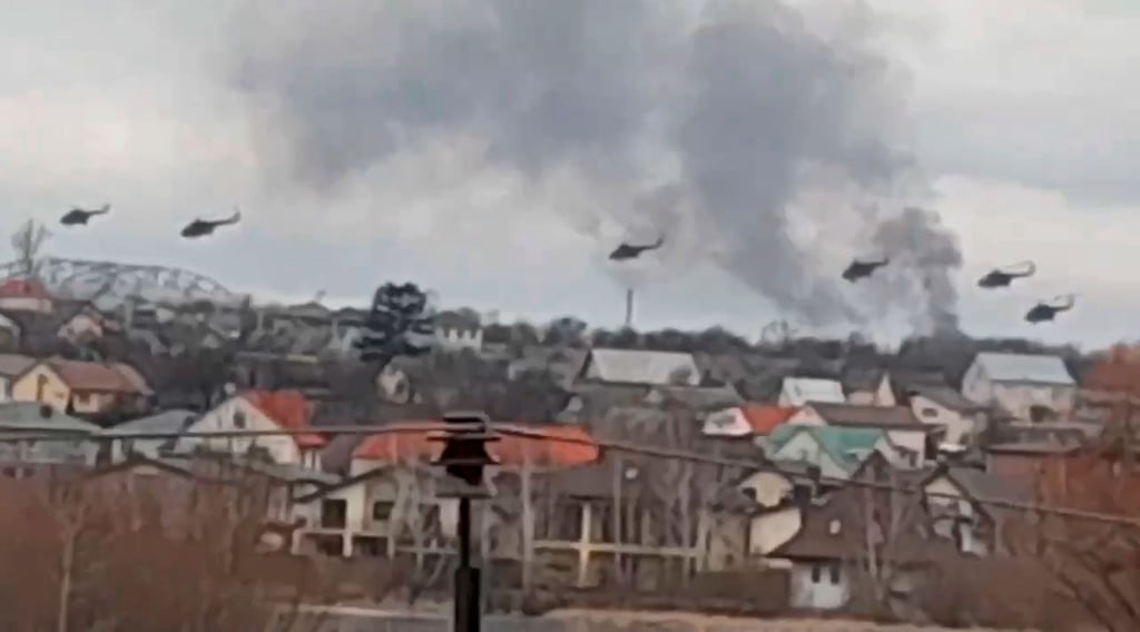 Dieses Bild der ukrainischen Polizei soll russische Kampfhubschrauber über dem Stadtrand von Kiew zeigen.