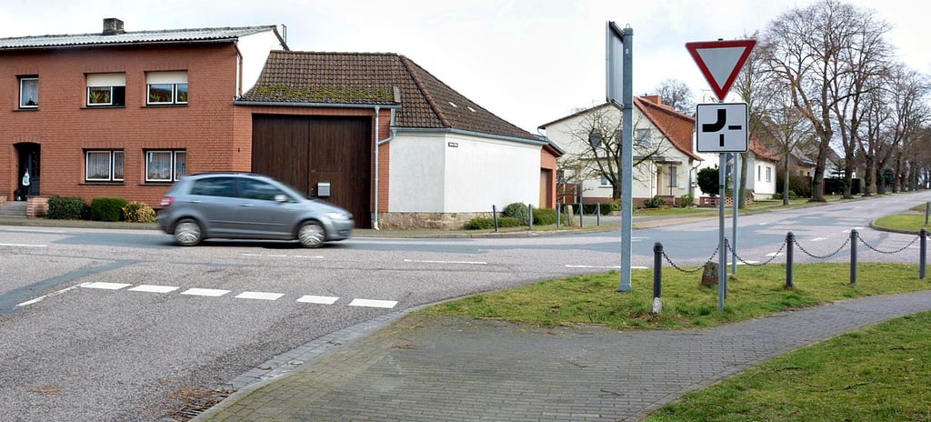 Einen Verkehrsspiegel wünscht sich der Schwiesauer Ortschaftsrat für den Kreuzungsbereich der Zichtauer Straße und Eckernkamp. Der Spiegel soll Fahrern das Abbiegen erleichtern.