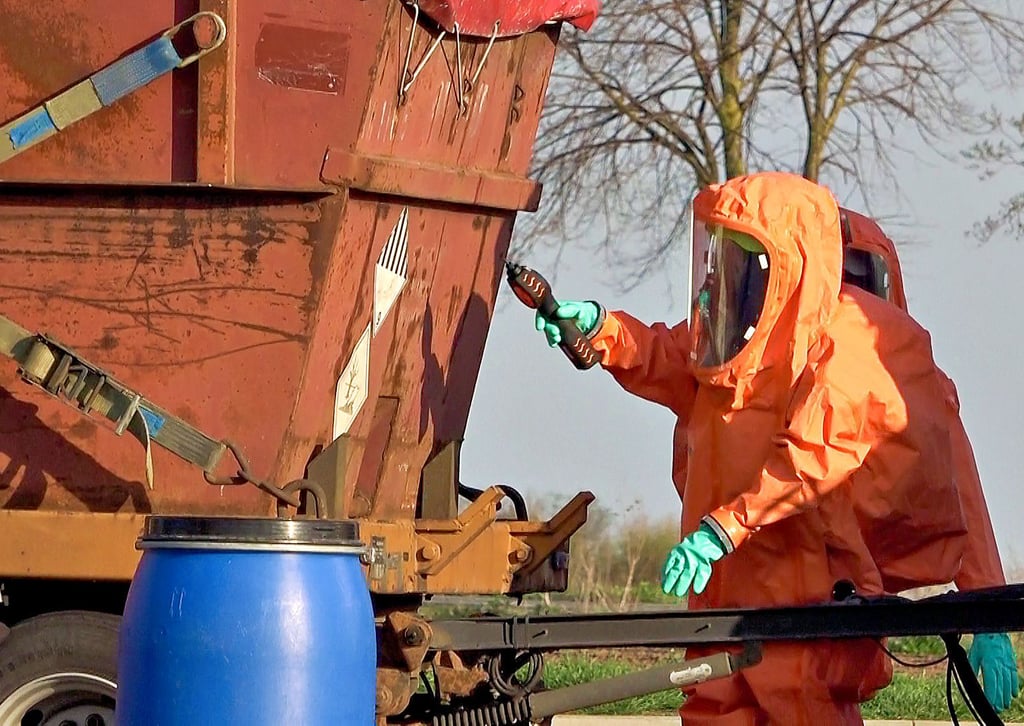 Einen Gefahrguteinsatz musste die Leitstelle im April 2021 auf der Autobahn bei Brumby und Calbe managen. Über 117 Einsatzkräfte aus dem Kreis kamen zum ABC-Einsatz. Etwa 50 bis 80 Liter aus einem Gemisch von giftigen Abfällen waren ausgelaufen.