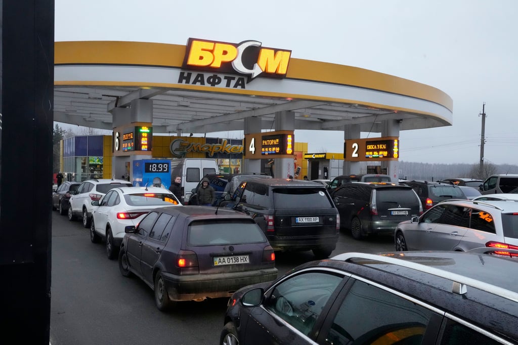 Fahrzeuge stehen in einer Schlange vor einer Tankstelle. Russische Truppen haben ihren erwarteten Angriff auf die Ukraine gestartet. Noch vor dem Morgengrauen waren in mehreren ukrainischen Städten Explosionen zu hören.