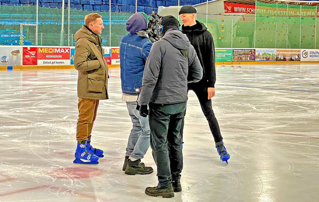 Vico Mulsow (rechts), Model und Markenbotschafter der Feuerstein-Arena, dreht mit ZDF-Moderator Andreas Korn (links) und seinem Kamerateam in Schierke.