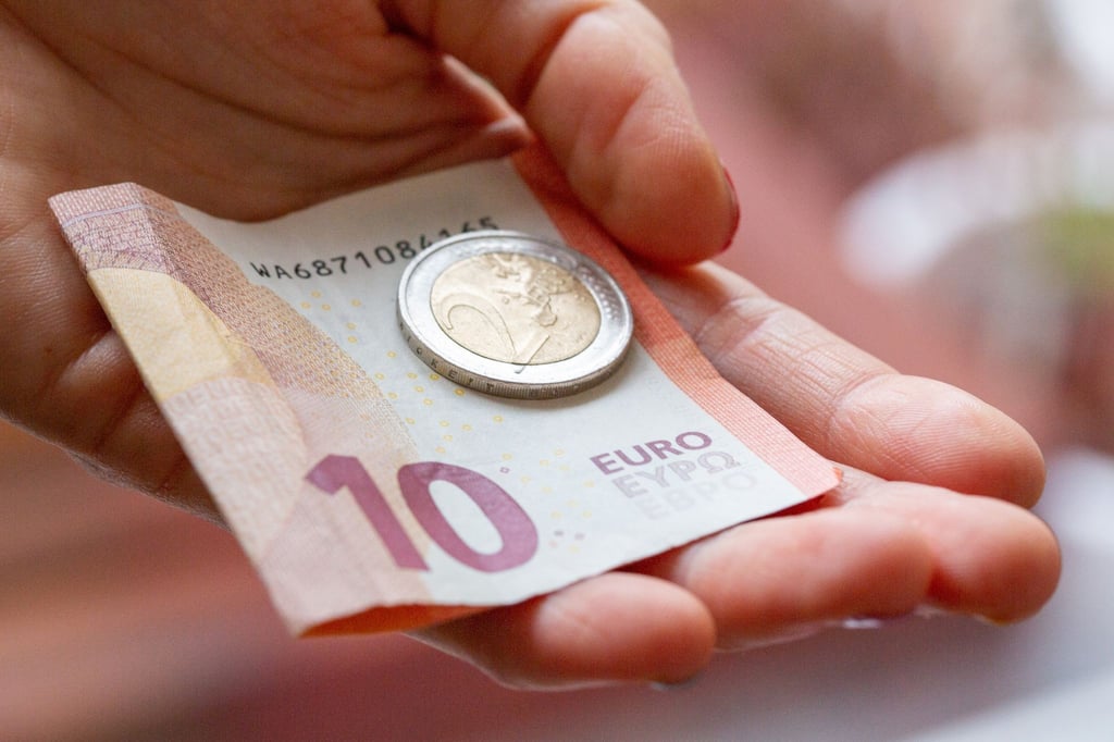 6,2 Millionen Arbeitnehmerinnen und Arbeitnehmer erhalten laut Gesetzentwurf zurzeit einen Stundenlohn unter 12 Euro.