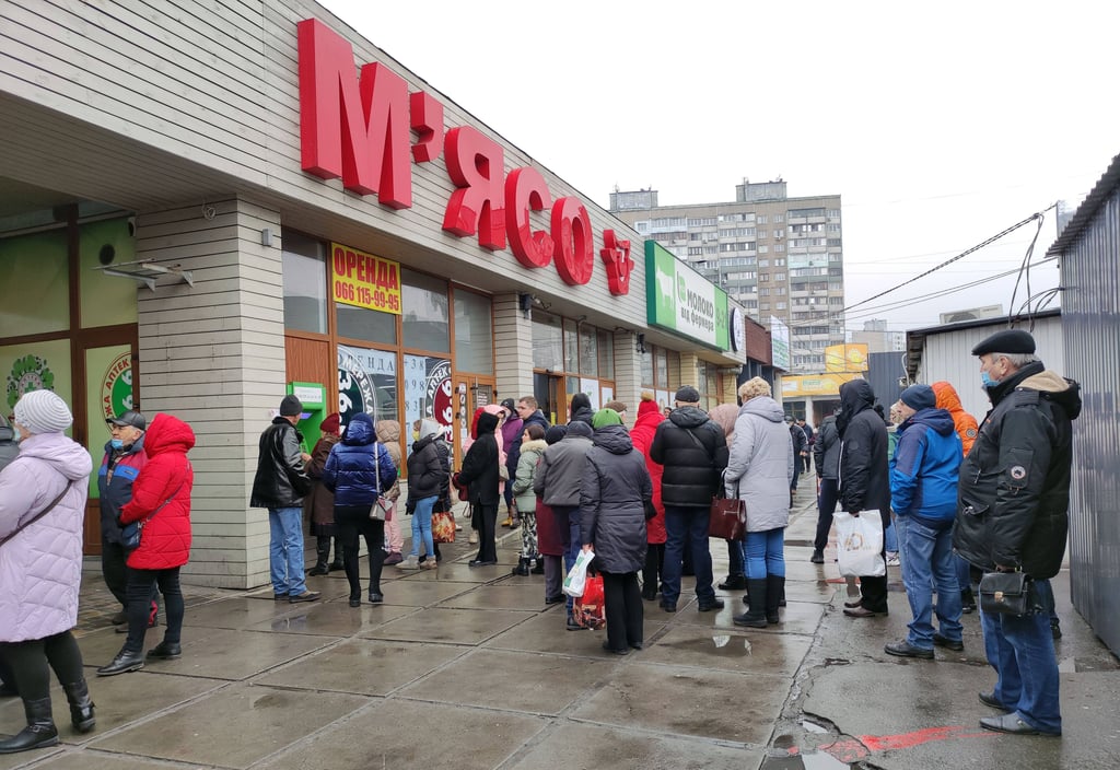 Schlangen vor dem Supermarkt: In Kiew stehen am Donnerstag Menschen an, um sich mit Lebensmitteln zu versorgen.