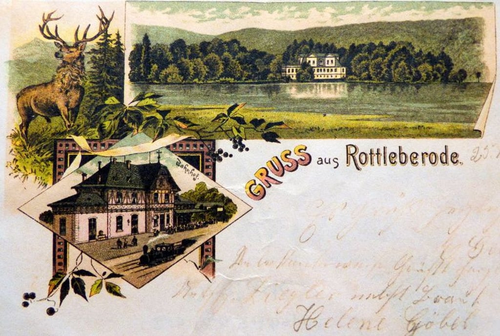 Ein Gruß von Schloss und Bahnhof. Der Bahnhof gewann an Bedeutung, als die Bahnlinie Berga - Stolberg am 1. Juni 1890 eröffnet wurde. Im Jahr 2011 wurde sie allerdings endgültig eingestellt.