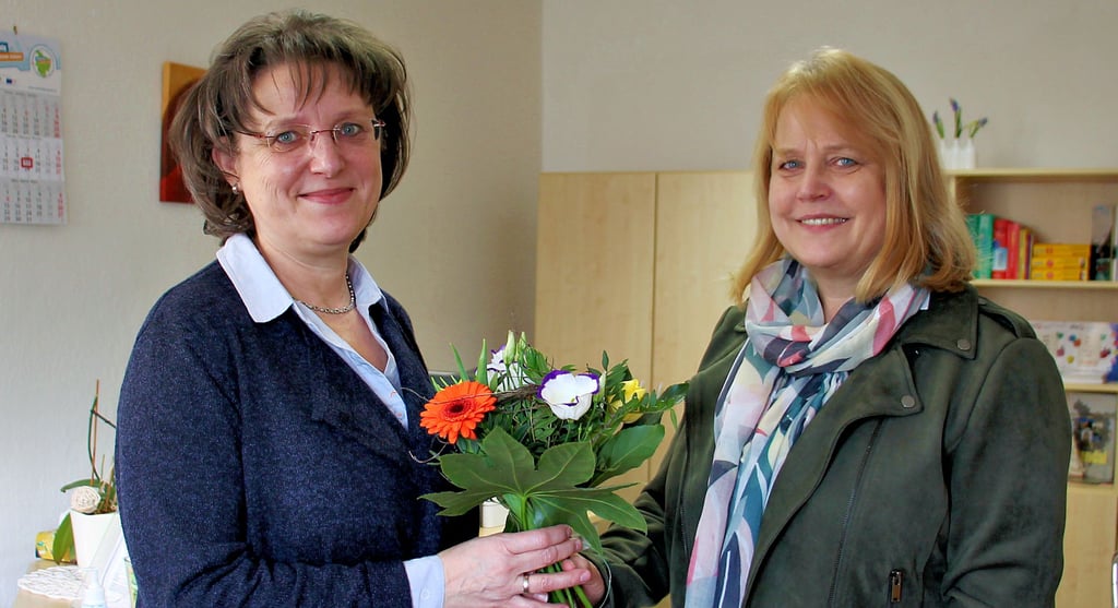 Die Leiterin der Kreisvolkshochschule Stendal, Sabine Krüger (rechts), begrüßt die neue Ansprechpartnerin in Tangerhütte. Mit Februar dieses Jahres hat Ines Müller die Außenstelle der Kreisvolkshochschule dort übernommen.
