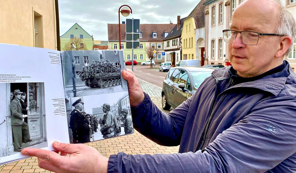 Stefan Paproth hat in dem Buch „Entering Germany“ etwas Kurioses gefunden: versteckte Fotos aus Nienburg. Auf dem unteren Bild auf der rechten Seite ist ganz deutlich die Straßenzeile des Nienburger Marktes mit dem Stiftungshaus und dem markanten Schornstein zu erkennen, wie man im Hintergrund sieht.