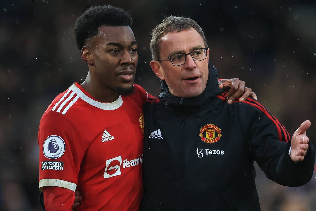 Ralf Rangnick mit seinem Matchwinner Anthony Elanga (Archivbild).