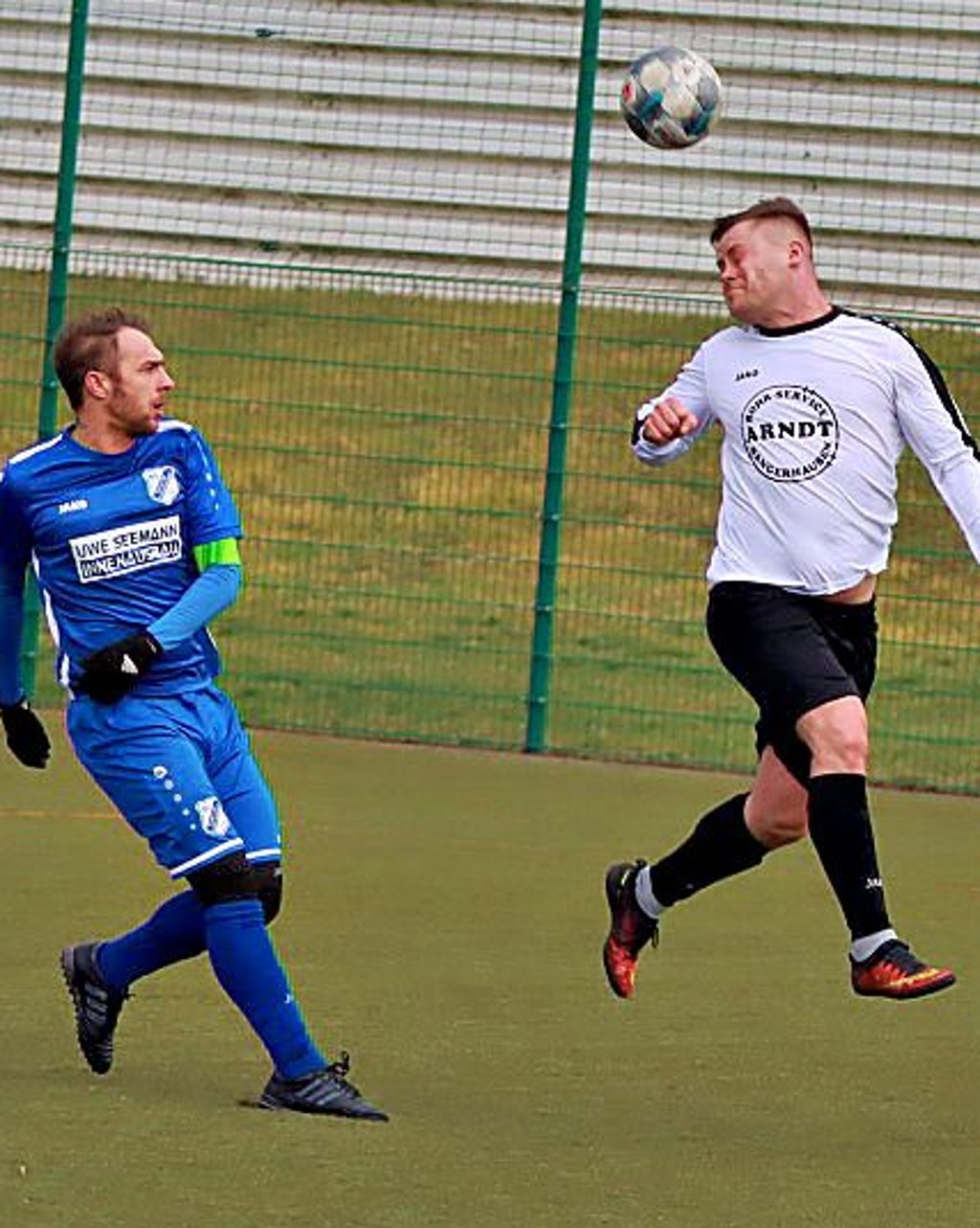 Michael Raev (weiß) und Gonnatal spielen in Bennstedt.