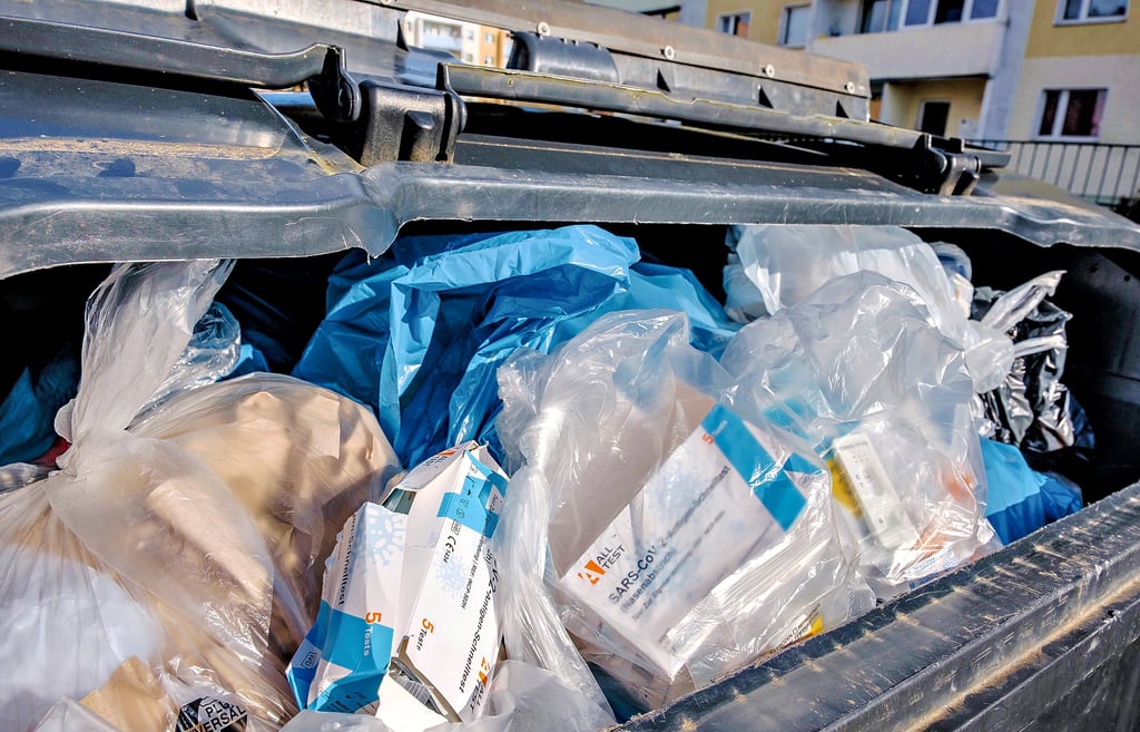 Da kommt einiges zusammen. Müllcontainer mit Verpackungen von Corona-Tests an einer Wittenberger Schule