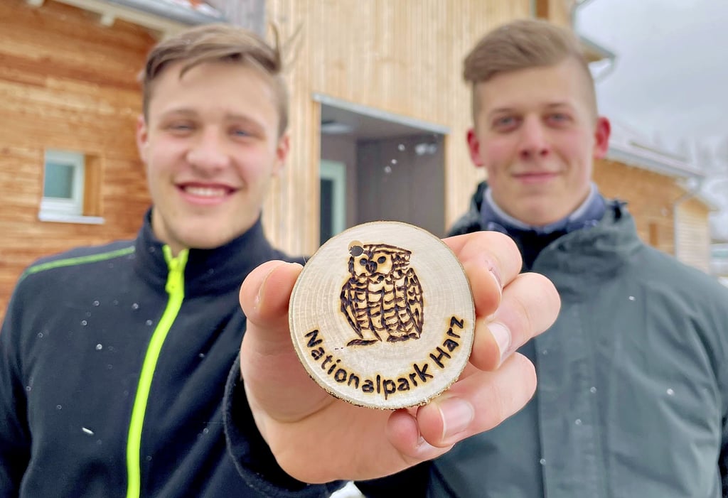 Hannes Witte (rechts) und Paul Barisch (links) arbeiten seit vergangenem Herbst zusammen auf dem Natur-Erlebniszentrum Hohnehof im Nationalpark Harz.