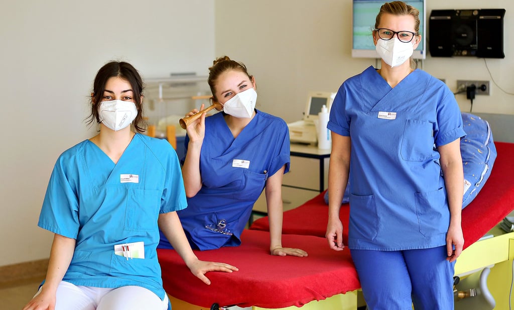 Alissa Al-Bahra (li.) und Luise Siegel sind zwei von 24 Hebammenstudentinnen und lernen unter anderem von Diana Jacobi (r.).