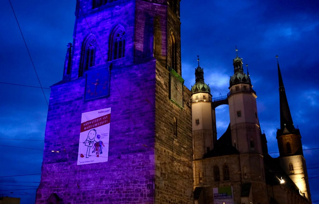Der Rote Turm in Halle wird in den Farben der Ukraine angestrahlt.