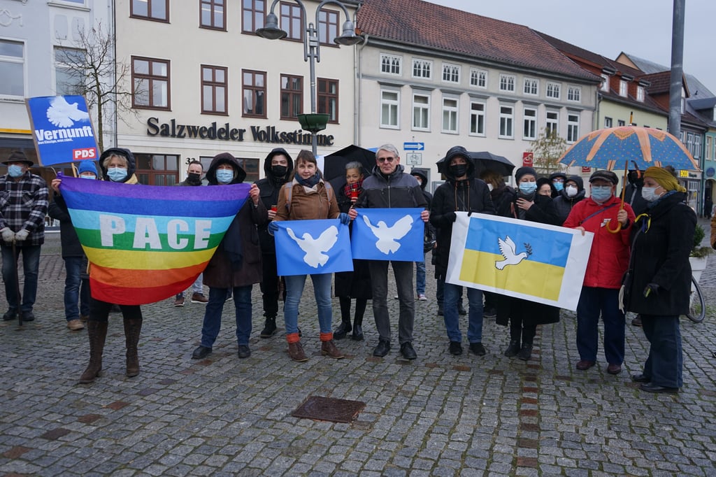 "Solidarität mit der Ukraine" - unter dieser Überschrift versammelten sich einige Altmärker auf dem Rathausturmplatz in Salzwedel für eine Mahnwache.