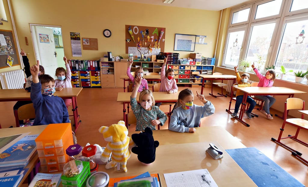 Schüler der 1. Klasse an der Grundschule in Görzig melden sich während des Unterrichts in ihrem Klassenraum.