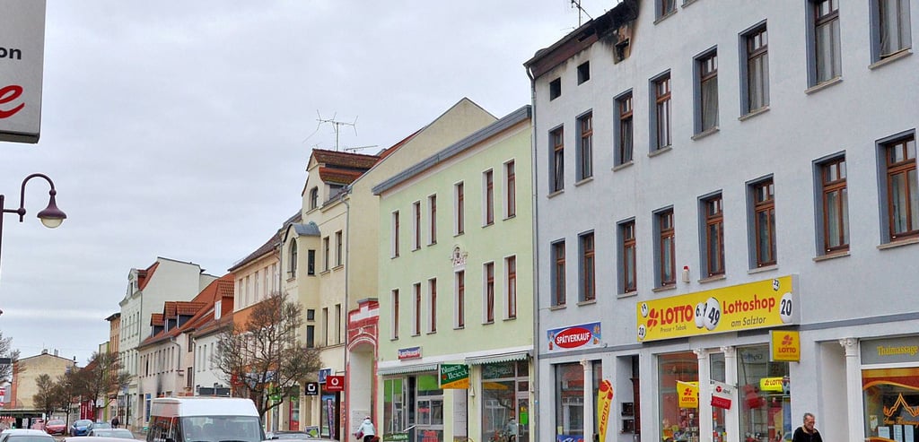 Blick in die Salzer Straße in Schönebeck. Die Schäden an den Fassaden beider Häuser, wo es gebrannt hat, sind bei genauem Hinsehen sichtbar.