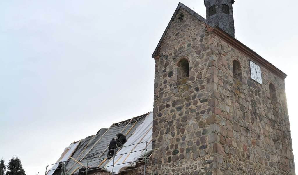 Die Kirche in Bühne erhält ein neues Dach.