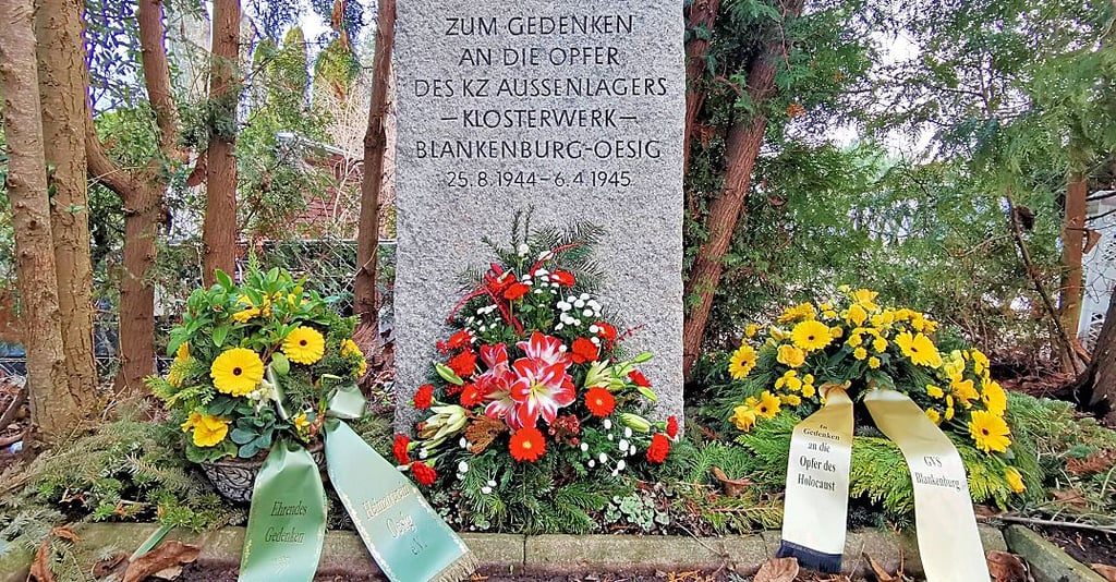 Ehemalige belgische KZ-Häftlinge der Klosterwerke haben diesen Gedenkstein in der Oesig aufgestellt. Das Umfeld ist vom Heimatverein des Stadtteils hergerichtet worden.