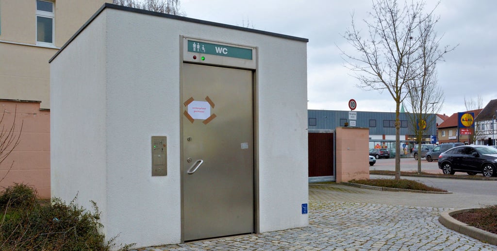Die öffentliche Toilette an der Bahnhofstraße bleibt vorerst geschlossen. Nach der jüngsten Verwüstung müssen Reparaturen erfolgen, informierte die Stadt.