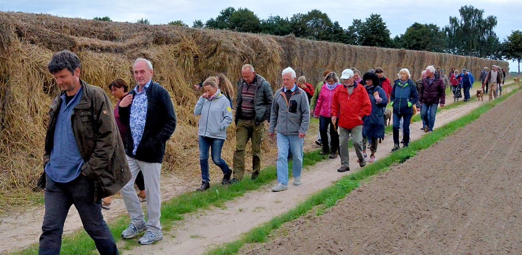 Über 40 Wanderer beteiligten sich im Herbst des Vorjahres am Rundgang durch die Feldmark von Neuwartensleben zum Elshof. Damit protestierten sie gegen die Pläne, hier einen Solarpark zu errichten.