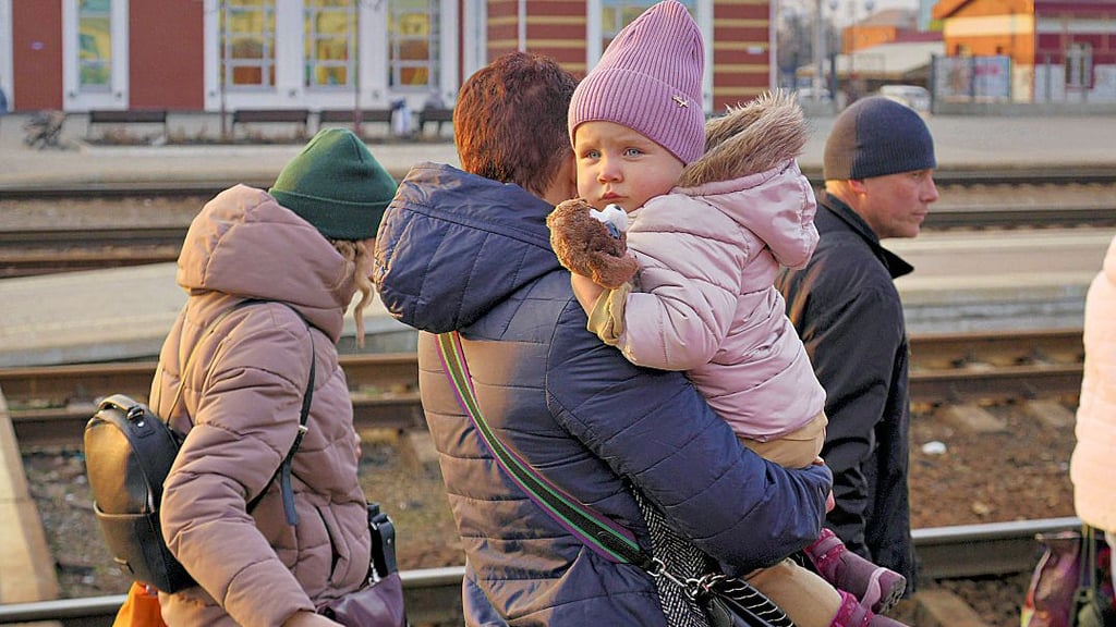 Seit Tagen sind die Menschen aus der Ukraine auf der Flucht. Sie fürchten sich vor der russischen Invasion.