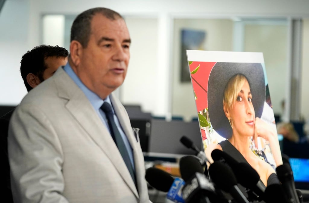 Brian Panish (l), ein Anwalt der Familie Hutchins. Knapp vier Monate nach dem Tod von Halyna Hutchins haben die Angehörigen der Kamerafrau Klage eingereicht.