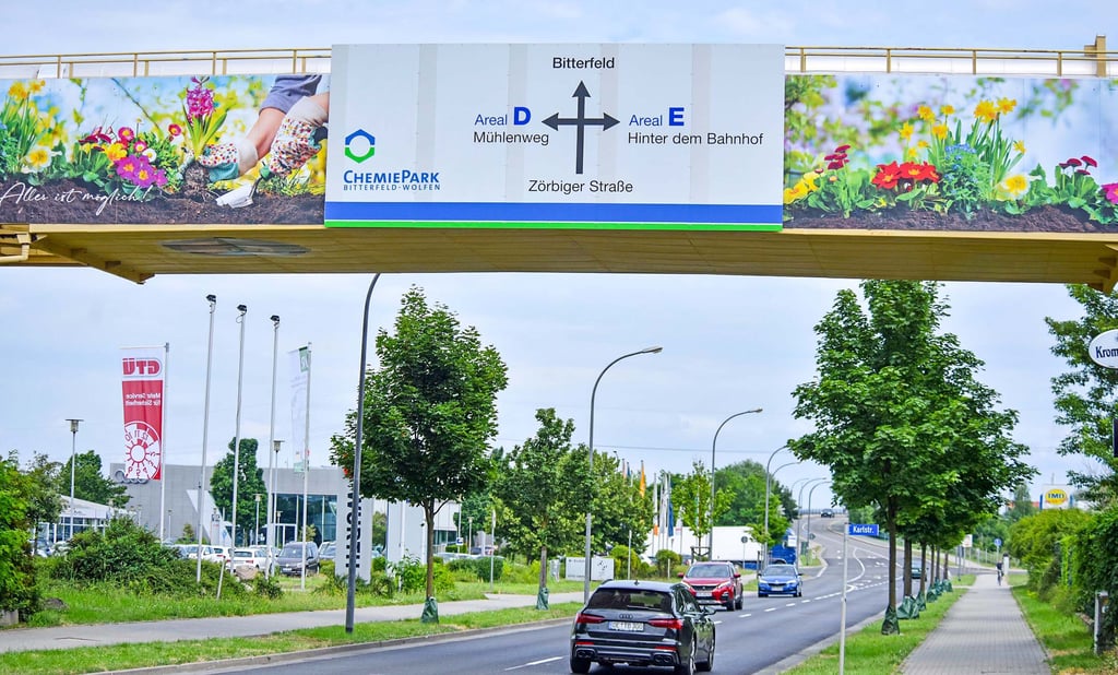 Der Chemiepark hatte sich auch mit eigener auffallender Werbung, darunter an den Rohrbrücken, für die Laga-Bewerbung eingesetzt.