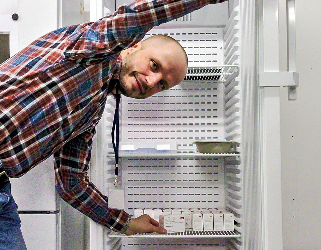 René Dotschko bestückt im Impfzentrum den Kühlschrank mit dem Novavax-Impfstoff.