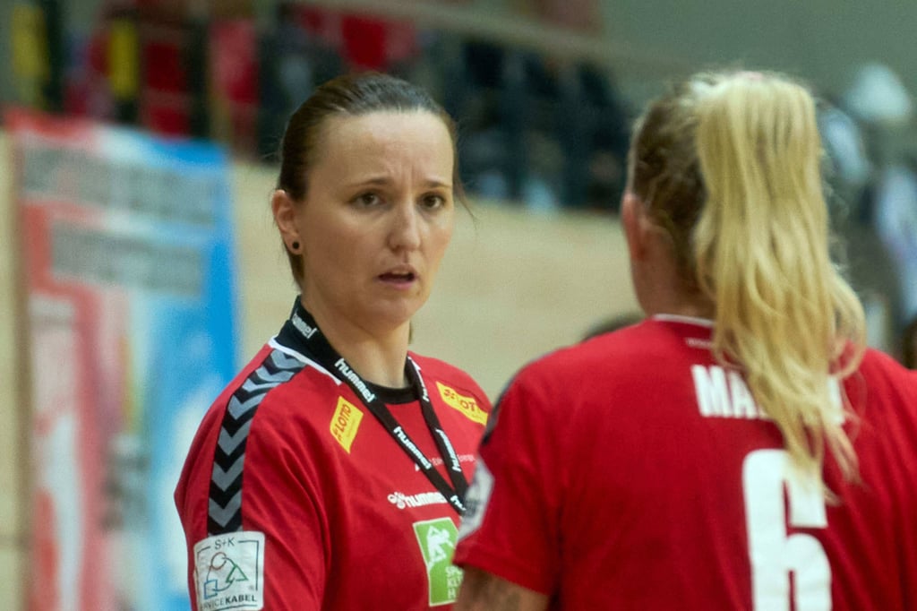 Wildcats-Trainerin Katrin Welter (l.) im Gespräch mit ihrer Spielmacherin Camilla Madsen.