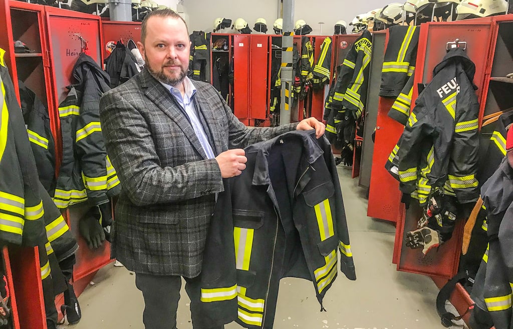 Stadtwehrleiter Steffen Bornemann zeigt, die dünne Schutzkleidung, die ersetzt werden soll.