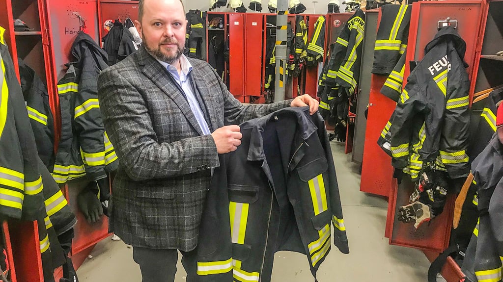 Stadtwehrleiter Steffen Bornemann zeigt, die dünne Schutzkleidung, die ersetzt werden soll.