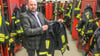 Stadtwehrleiter Steffen Bornemann zeigt, die dünne Schutzkleidung, die ersetzt werden soll.