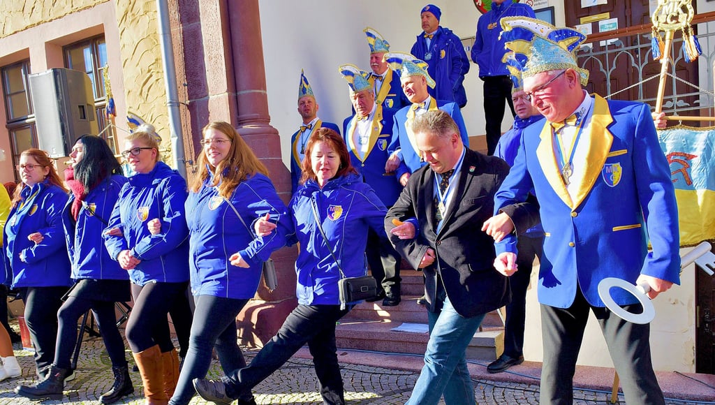 Auf solche Motive wie hier von der Schlüsselübergabe warten die Mansfelder Narren um ihren Vorsitzenden Jörg Litke (r.)