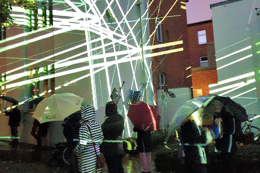 Der Fotograf und Lichtkünstler Laurenz Theinert hat im Jahr 2021 mit seiner Performance „Visuelles Piano“ an der Musik- und Kunstschule die Stendaler Lichttage eröffnet.