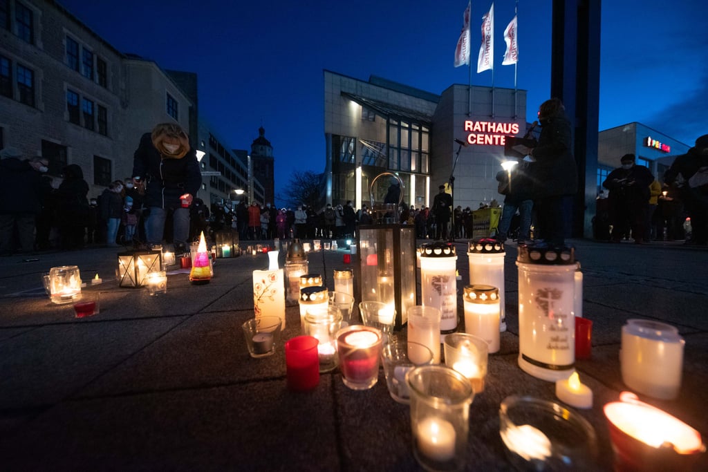 Dutzende Lichter des Friedens wurden an der Dessauer Friedensglocke entzündet.