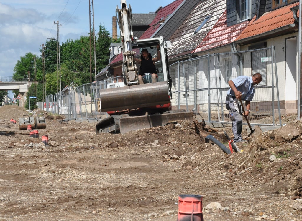 Die Anlieger im vorderen Teil der Neundorfer Straße in Güsten, die gerade auch mit neuer Trinkwasserleitung versehen wurde, haben Glück. Die Anlieger des Endes Richtung Westen dürften dagegen die Leitung teuer bezahlen, wenn deren Erneuerung dann an der Reihe wäre.