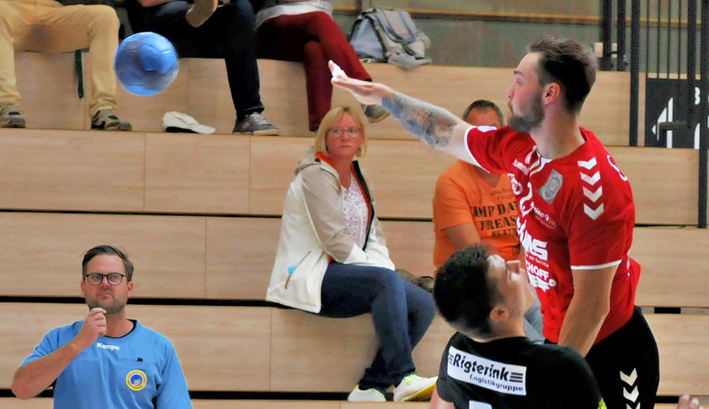 Tim Steffen (rotes Trikot) und die Handballer des HV Rot-Weiss Staßfurt wollen sich in der Sachsen-Anhalt-Liga zum nächsten Sieg strecken. Die Bodestädter treten in eigener Halle gegen die SG Spergau an.