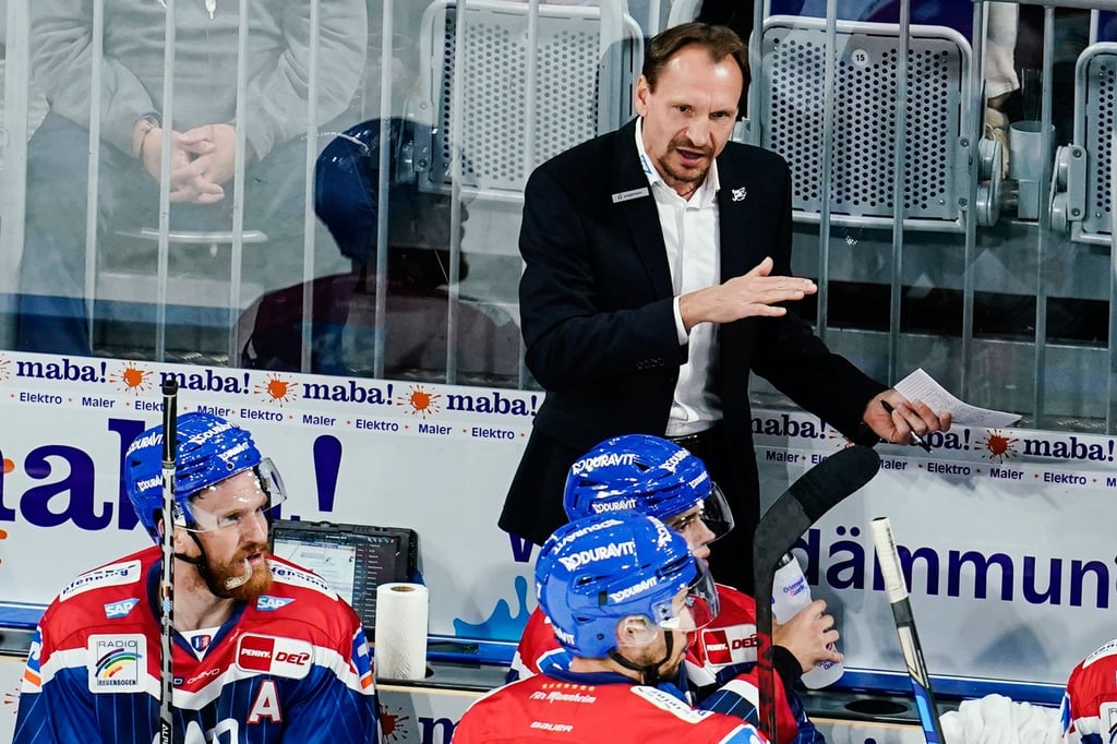 Hat mit Adler Mannheim nach der Olympia-Pause eine Niederlage kassiert: Trainer Pavel Gross gestikuliert.