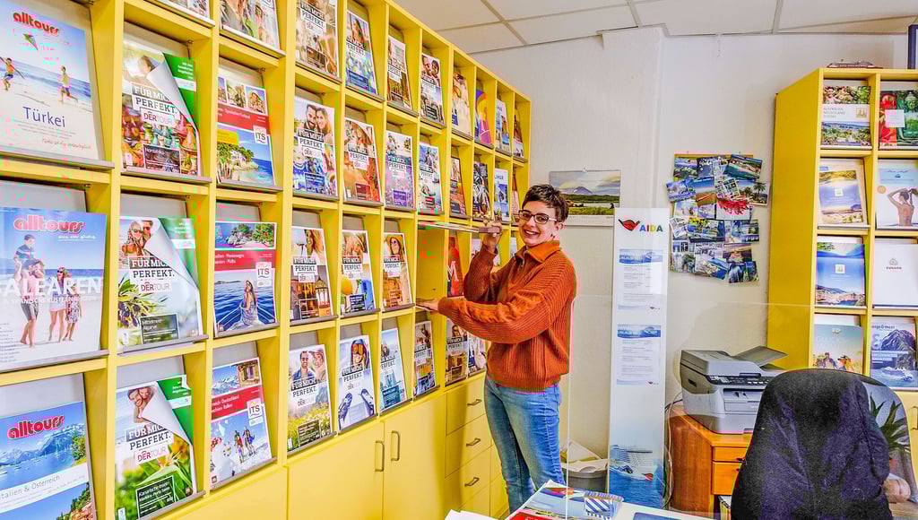 Auch Anika Koske in der Wittenberger Filiale der Wricke-Touristik hat wieder etwas mehr zu tun.