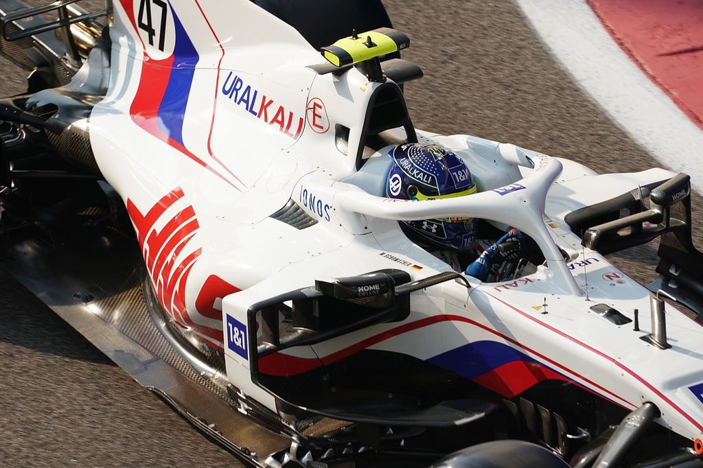Die Werbung des Sponsors „Uralkali“ hinter dem Cockpit wird bei den weiteren Testfahrten weiß überstrichen.