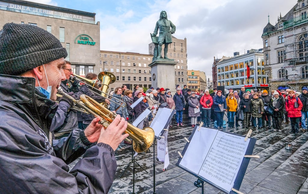 Sängerinnen und Sänger mehrerer Chöre, Bläser des Musikvereins Halle-Neustadt und Passanten begehen Händels 337. Geburtstag musikalisch.