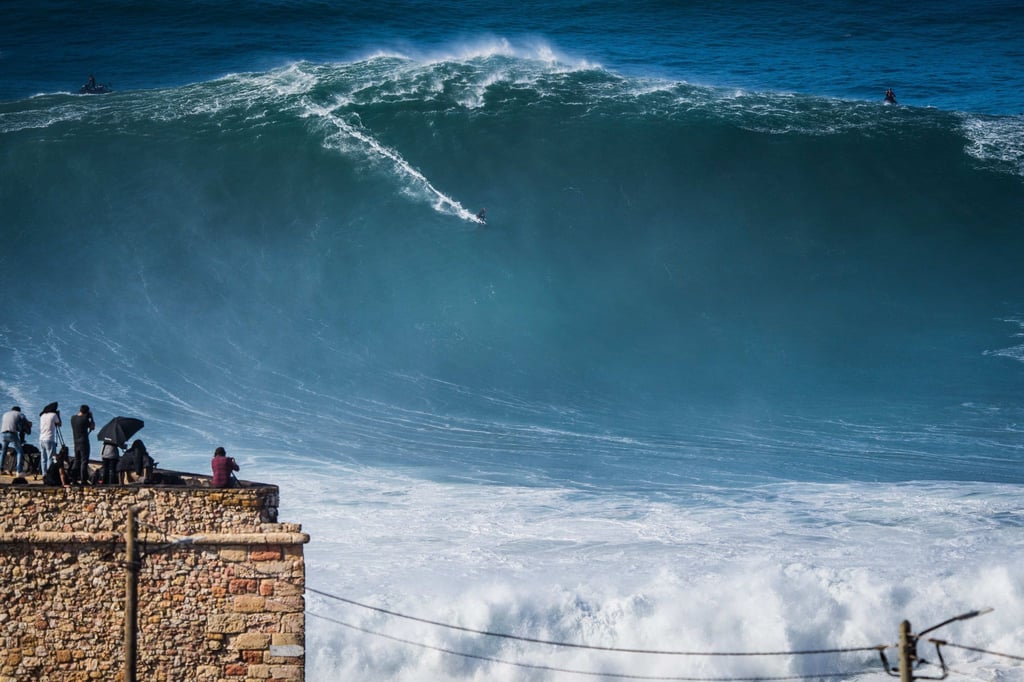 Sebastian Steudtner reitet 2020 während der „Tow-Surfing-Session“ am Praia do Norte auf einer großen Welle.