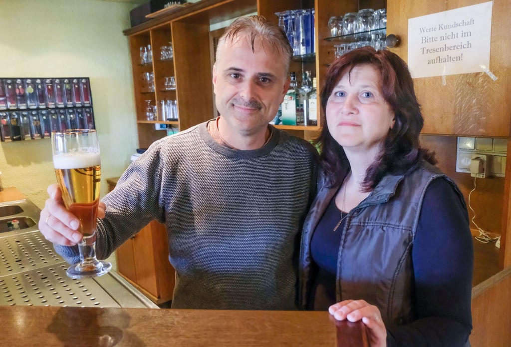 Bettina und Jens Lieschke, die in Axien das Restaurant „Zur Friedenseiche“ betreiben, sehen die Lockerungen als positives Zeichen.