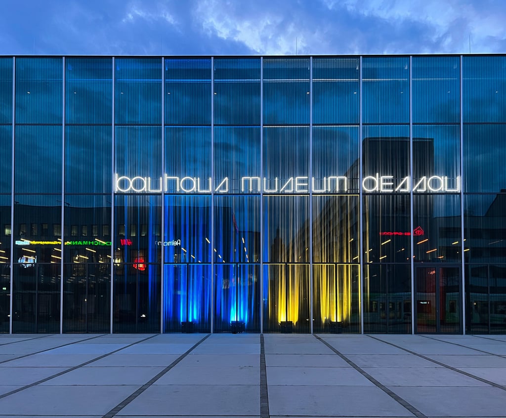 Das Bauhaus-Museum leuchtet in blau-gelb, den Farben der Ukraine.
