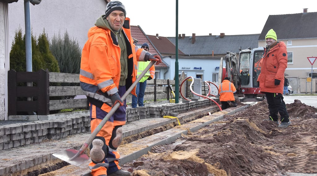 An der Hörsinger Straße in Erxleben verlegen die Arbeiter die Leerrohre für das kommunale Breitbandnetz.