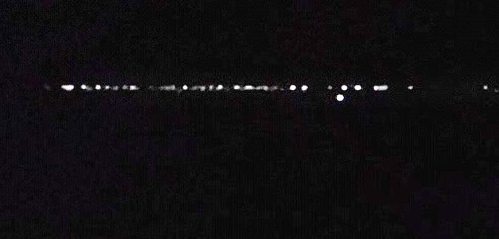 Eine Lichterkette am Nachthimmel über Stendal. Grund für das kuriose Phänomen ist wohl ein US-amerikanisches Projekt.