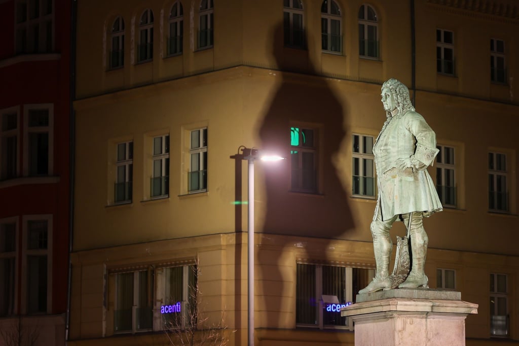 Das Händel-Denkmal in Halle wirft einen Schatten.