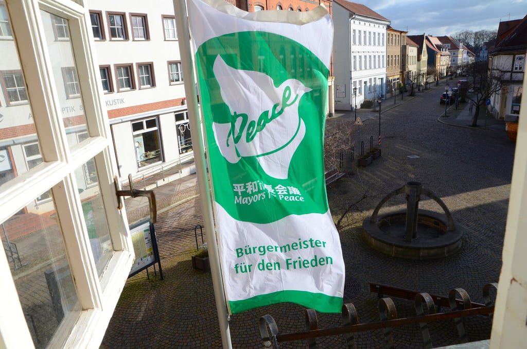 Krieg in der Ukraine: Die Stadt Gardelegen zeigt Flagge. Am Freitag, 25. Februar, wurde am Rathaus die Fahne „Mayors for Peace“ gehisst.