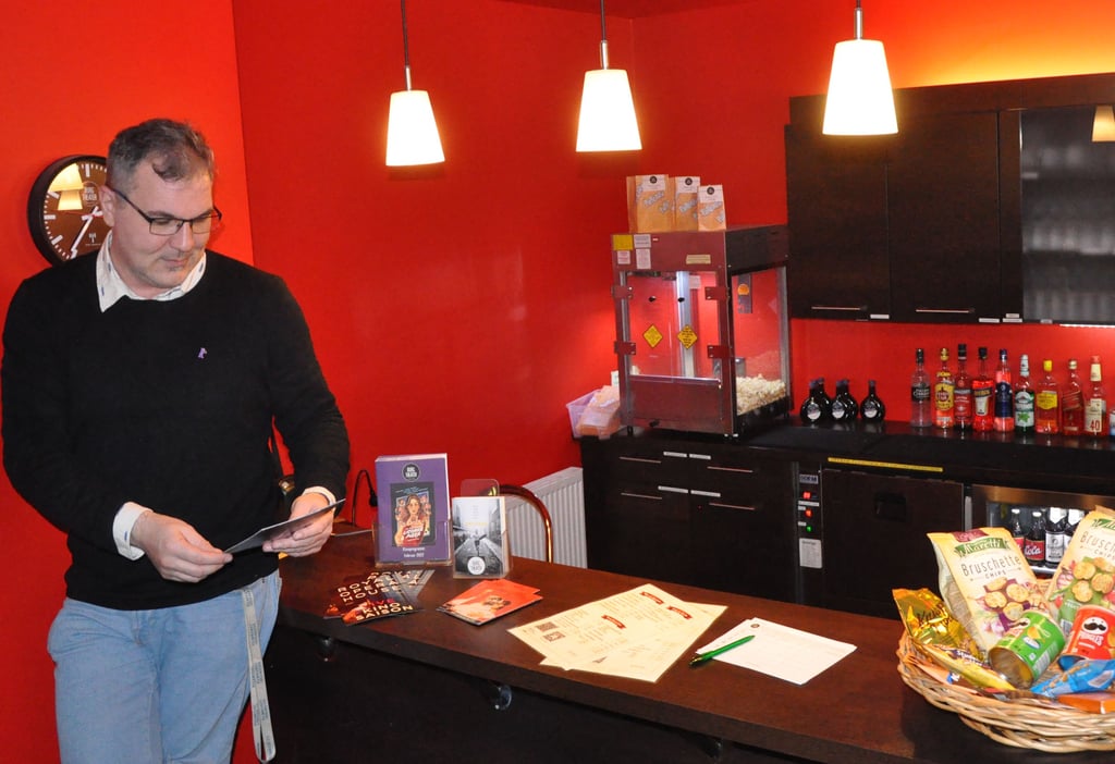 Jochen Frankl an der Kino-Bar. Die Portion Popcorn und ein Getränk gehören für die meisten zum Filmbesuch dazu.