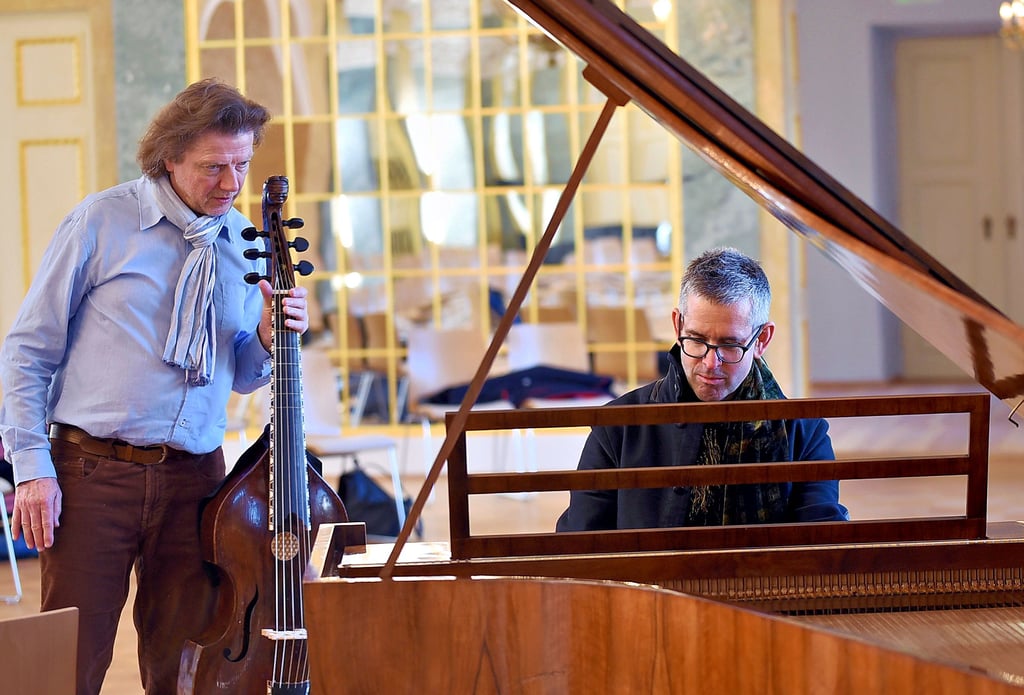 Thomas Fritsch (links) und Andreas Reize testen im Köthener Spiegelsaal die Akkustik.