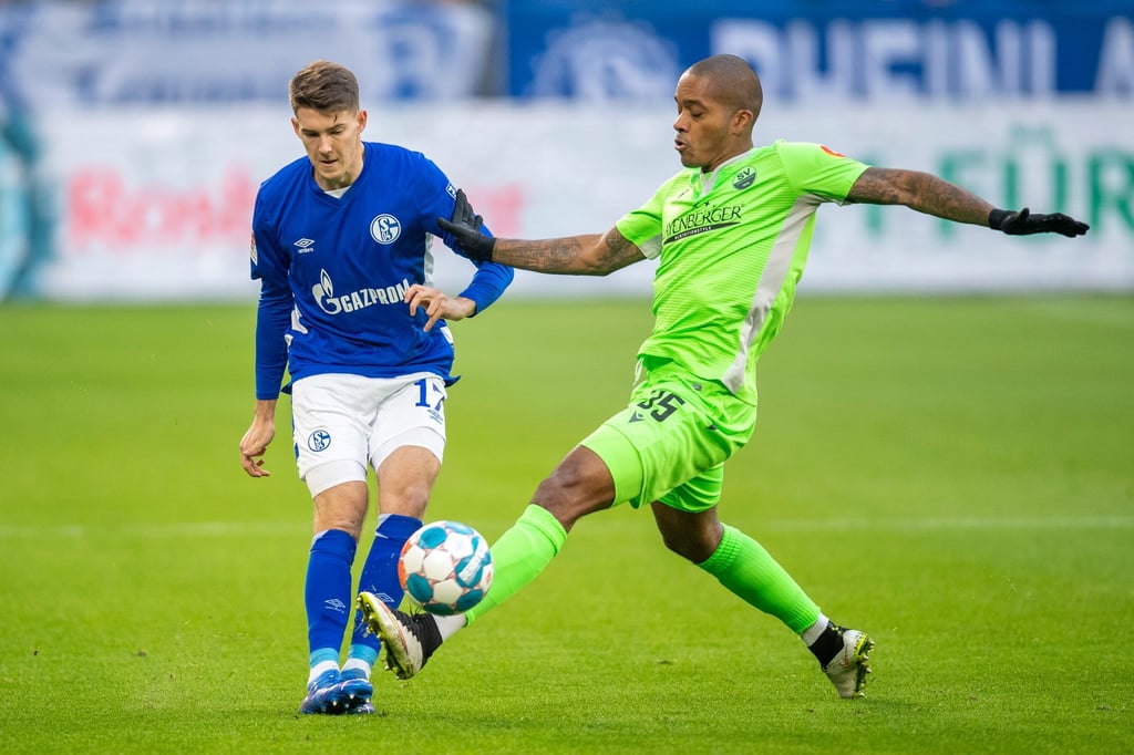 Der FC Schalke 04 hat den Vertrag von Florian Flick (l) verlängert.